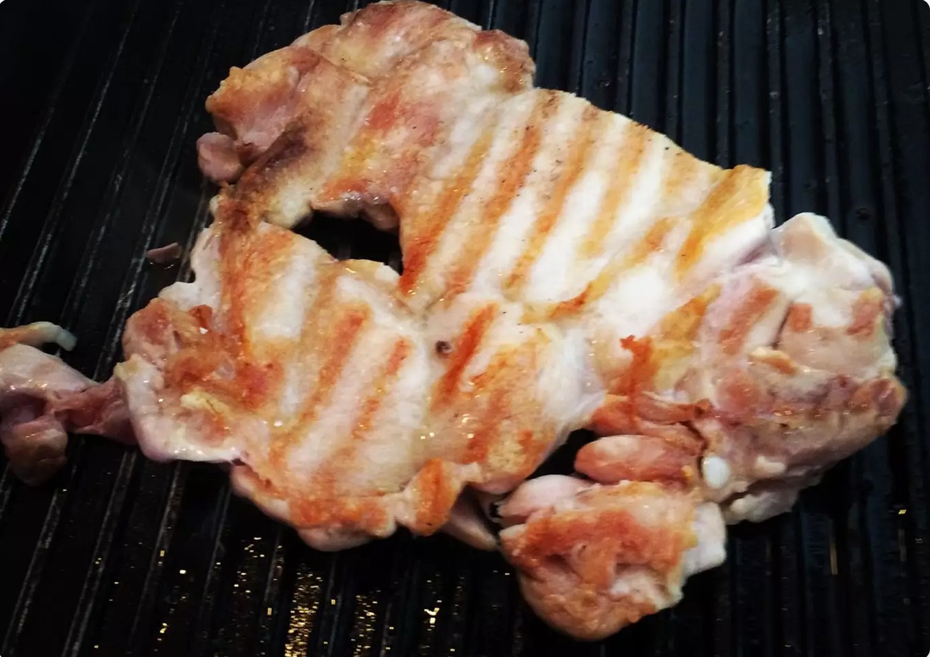 ENSALADA  MEDITERRÁNEA  ACOMPAÑADA DE CONTRAMUSLOS  DE POLLO A LA PARRILLA CON QUINOA BLANCA Y ROJA